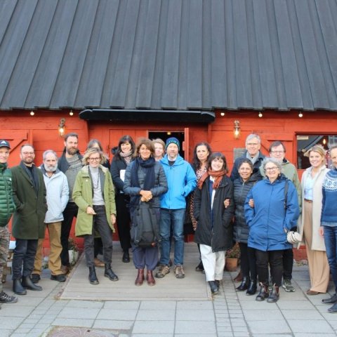 Ráðstefnugestir fyrir utan Tjöruhúsið // Conference speakers outside the Tjöruhús restaurant